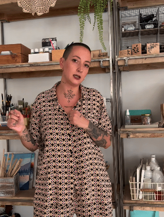 La autora de la portada del libro Sin bragas no hay miedo, Alejandra Molina Prats