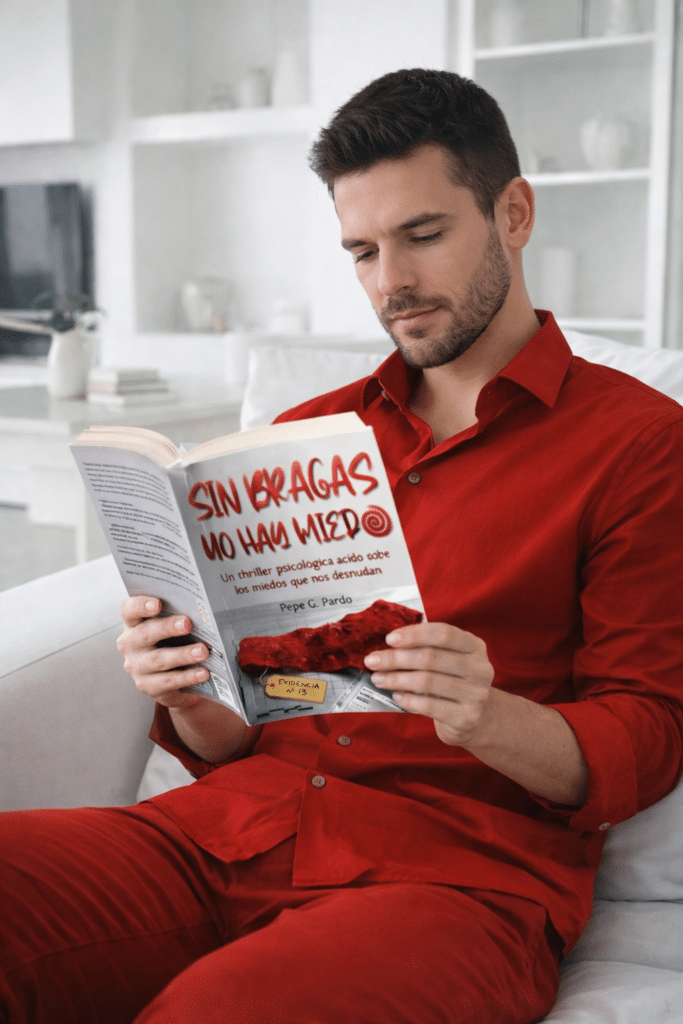 Un chico joven está leyendo la novela Sin bragas no hay miedo.