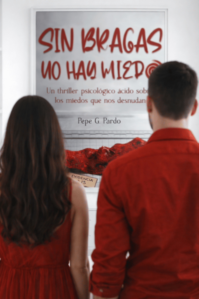 Una pareja contempla un cuadro en la pared que resulta ser la portada de Sin bragas no hay miedo