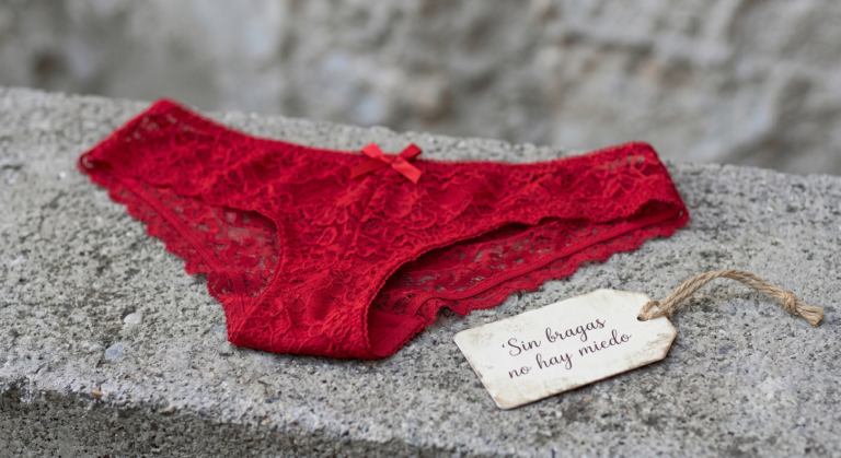 Unas bragas rojas con una etiqueta que dice: "Sin bragas no hay miedo"